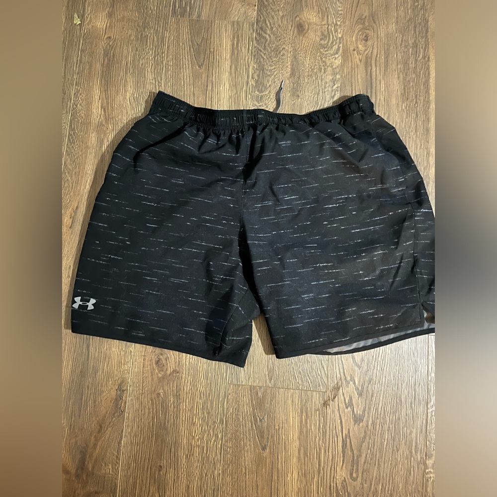 Men’s size XXL black heat gear Under Armor athletic shorts